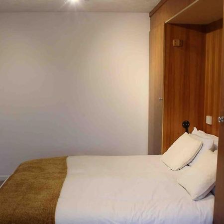 Modern Studio Apartment With Parking Chatham  Exterior photo